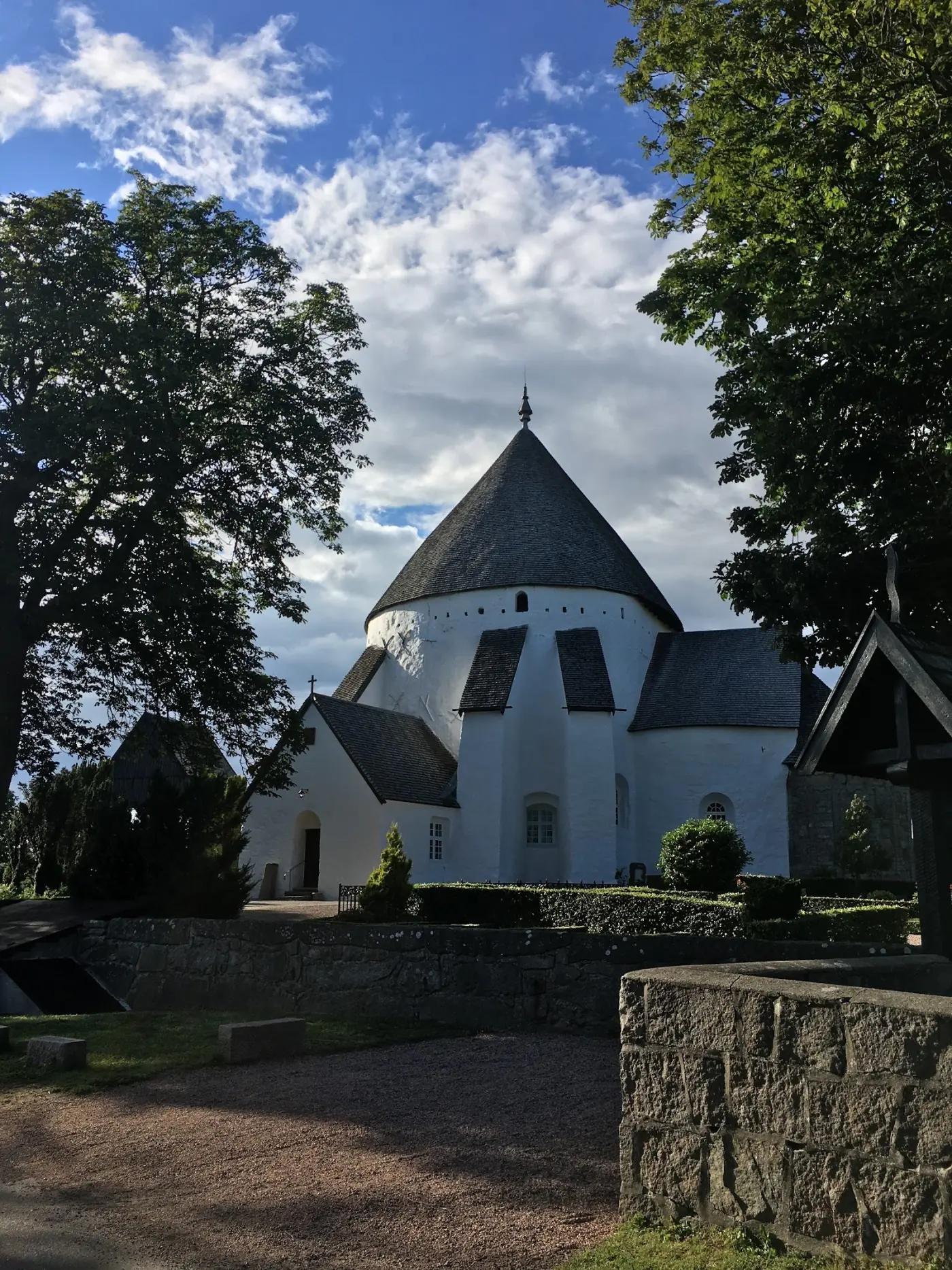 Rundkirche Østerlars auf Bornholm im Sonnenlicht